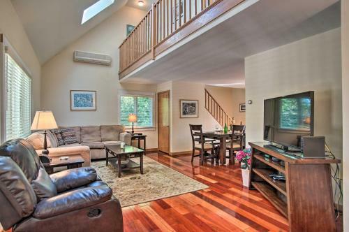 Vineyard Gem Less Than 2 Mi To Beach And Oak Bluffs!