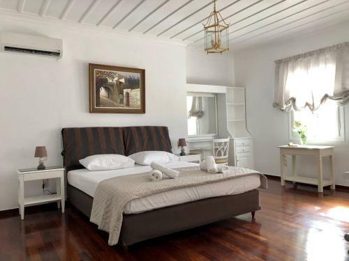 Villa Neoclassical Mansion With View And Garden