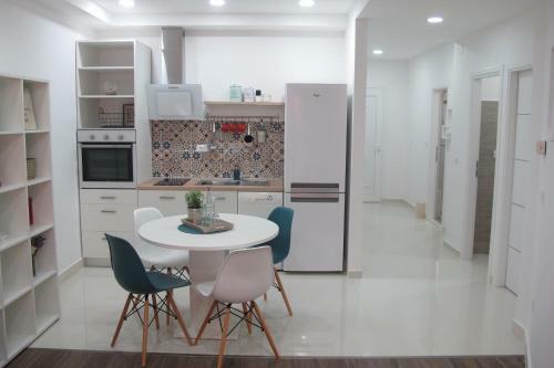 Modern Apartment With Swimming Pool & Sea Views