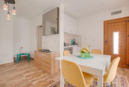 Villa D Apartments In Lastva Grbaljska