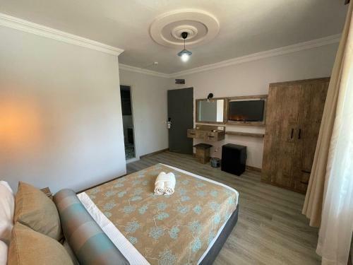 Seven City Hotel