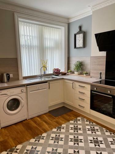 Super Spacious, 10 Mins From Beach, Pet Friendly