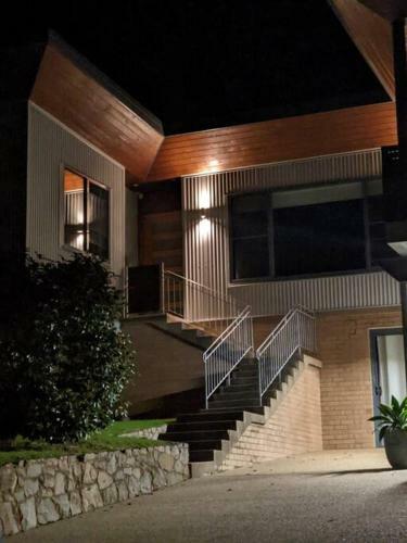 Lovely Central 4-br Home With Indoor Fire & Views