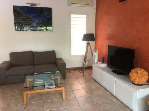 Villa Ti Paradis Cach�-piscine-dans Quartier R�sidentiel