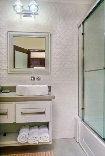 Villa de La Vista By Paradise Listing