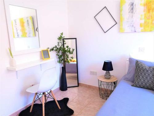 Pafia Sunbeach Modern Apartment