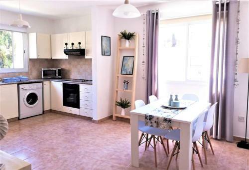 Pafia Sunbeach Modern Apartment