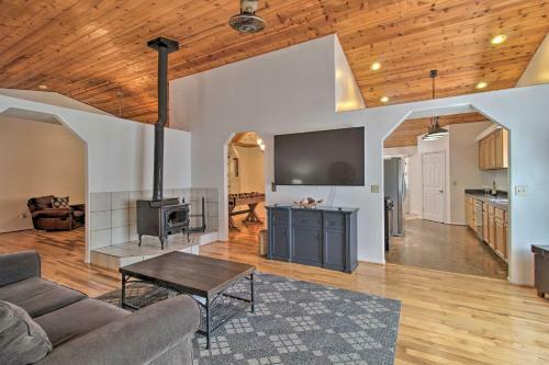 Modern Pinetop Cabin With Game Area, Deck And Fire Pit