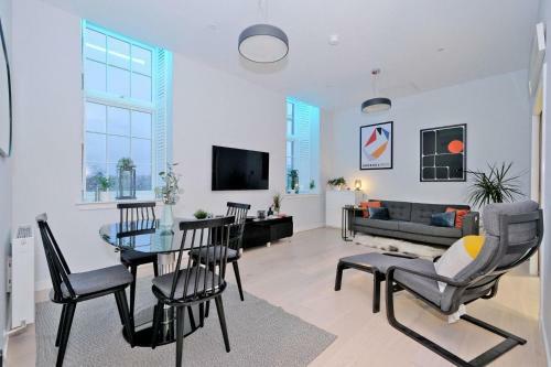Stunning Central Two Bedroom Executive Apartment