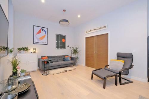 Stunning Central Two Bedroom Executive Apartment