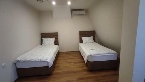 Como Apartments