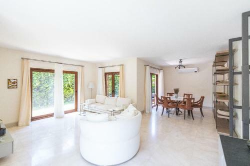 4+1 Villa Within Walking Distance To The Sea