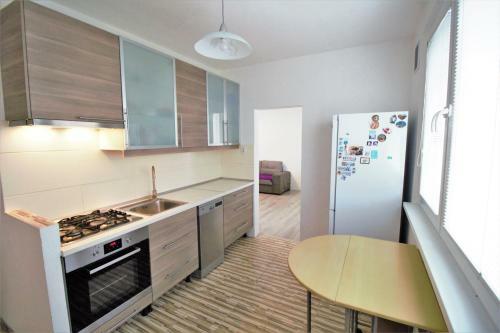 Cozy, Bright Room With Free Parking