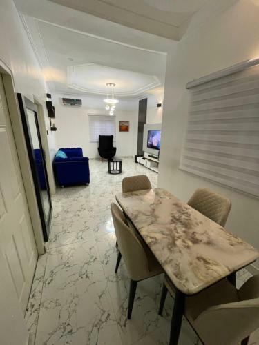 Cosy 1 Bedroom Apartment With King Size Bed!!