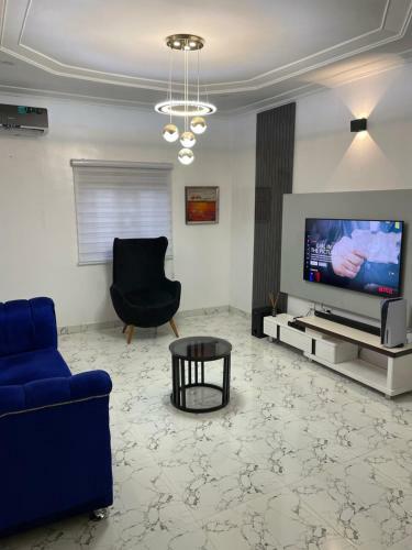 Cosy 1 Bedroom Apartment With King Size Bed!!