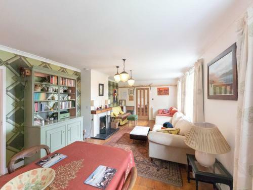 Tranquil 3 Bedroom, Village Home + Hobbit Hut