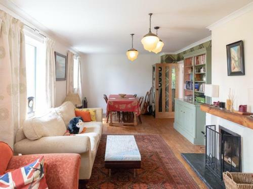 Tranquil 3 Bedroom, Village Home + Hobbit Hut