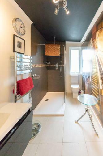 Tranquil 3 Bedroom, Village Home + Hobbit Hut