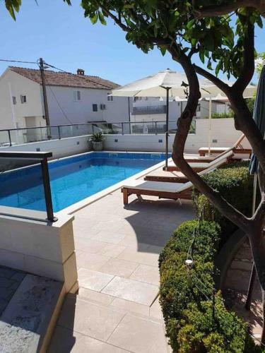 Luxury Apartment With Pool And Sea View