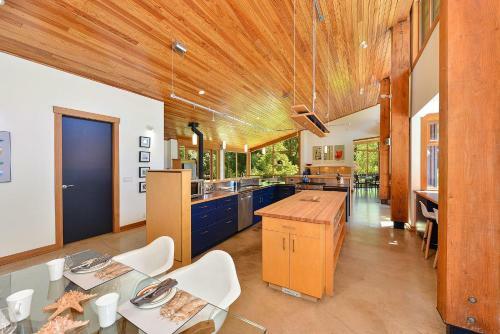 Bowen Island Luxury Estate