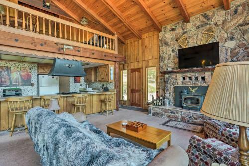 Serene Oakhurst Cabin With Hot Tub And Mtn Views!