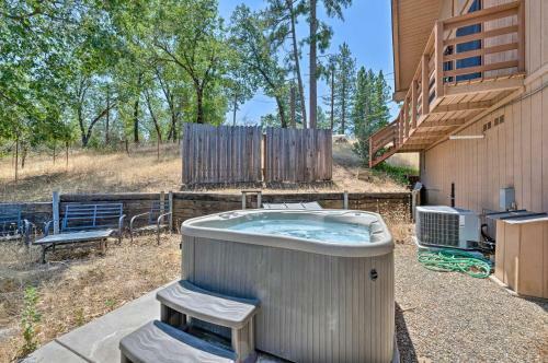 Serene Oakhurst Cabin With Hot Tub And Mtn Views!