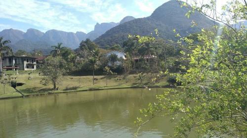 Espa�o Verde Entre O Lago E A Montanha