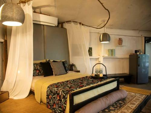 Cliff Cabin With Lake View At Karjat