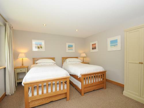 Swandown, 3 Blackdown