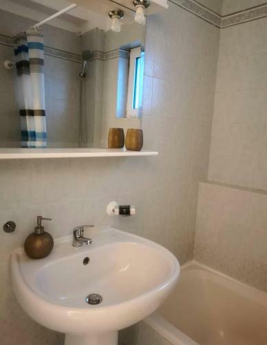 Seaview Apartment In Porto Rafti