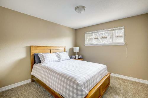 2261 W 73rd Pl