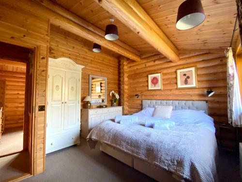 Oak Log Cabin