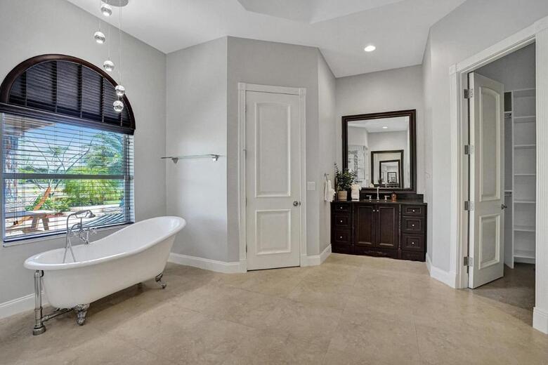 8-br With Pool & Mini-golf & Soccer