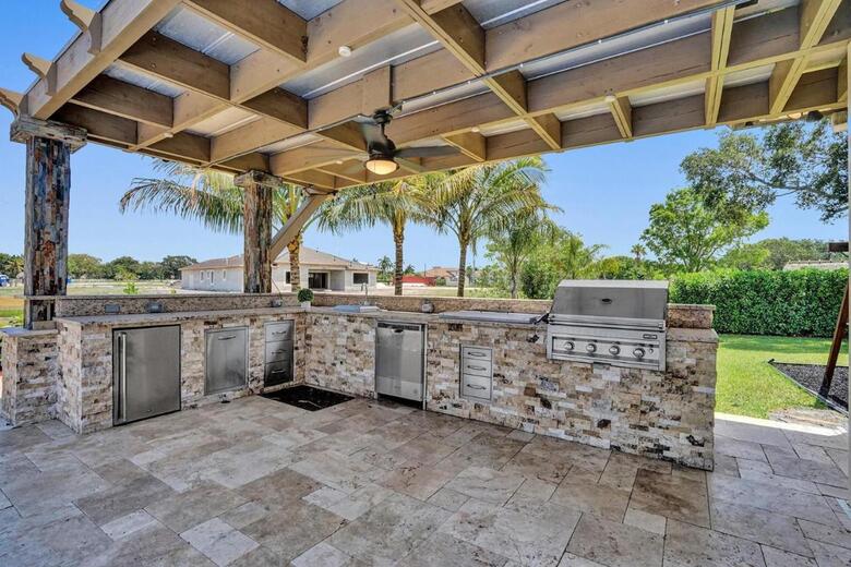 8-br With Pool & Mini-golf & Soccer