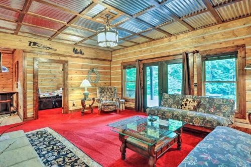 Spacious Blue Ridge Cabin With Private Hot Tub!