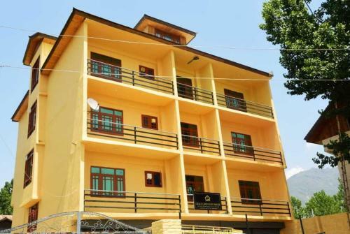 Oyo 90740 Hotel Graceland