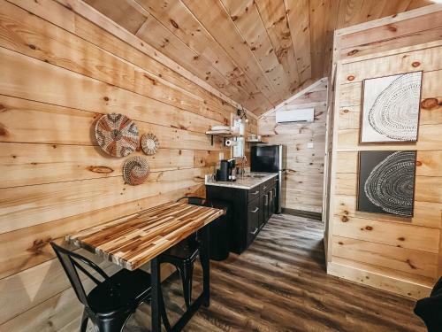Adorable Studio Style Cabin Located Minutes From Lake Hartwell Cabin #4