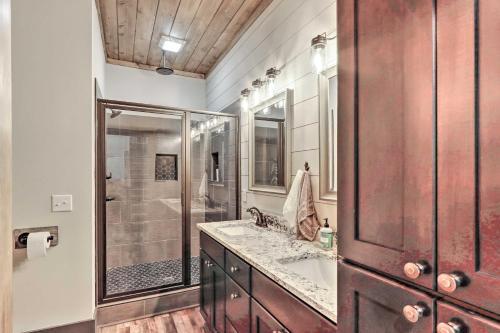 Luxe Ellijay Cabin Escape Hot Tub, Fire Pit!
