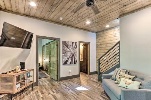 Luxe Ellijay Cabin Escape Hot Tub, Fire Pit!