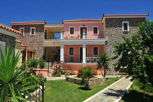 Hostal Room In Apartment - A Spacious And Bright Studio With Balcony
