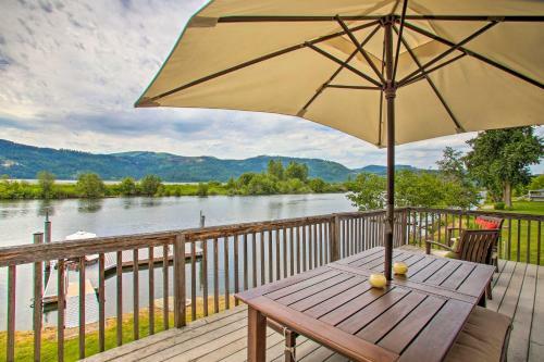 Waterfront Cabin With 2 Boat Docks And Mtn Views!