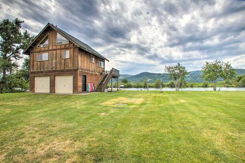 Waterfront Cabin With 2 Boat Docks And Mtn Views!
