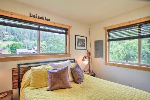 Waterfront Cabin With 2 Boat Docks And Mtn Views!