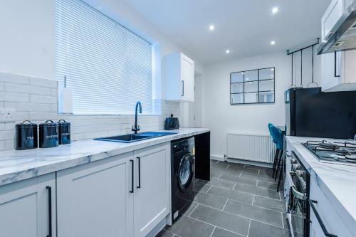 3 Bedroom House Manchester Hosted By Mcr Dens