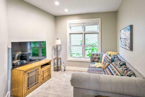 Waterfront Mound Retreat With Boat Dock Access!