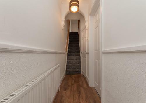 Homely 4 Bed, 3 Bath House, Spacious Backyard