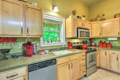 Pet-friendly Moutain Escape With Deck And Grill