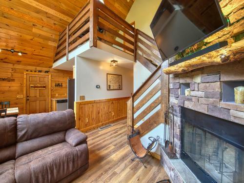 Mountain View Cabin Whot Tub, Game Room, Fire Pit