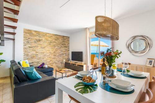 Apartamento Beachfront Triplex With Swimming Pool & Parking