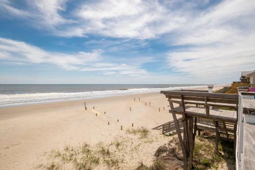 Blu Malibu By Oak Island Accommodations